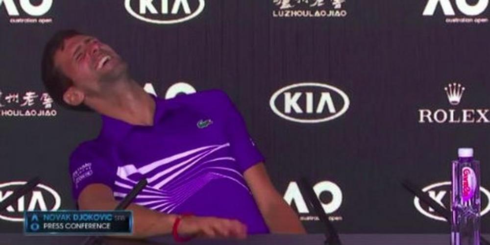 Ο Τζόκοβιτς τρόλαρε Ιταλό δημοσιογράφο και έκανε όλη την αίθουσα να γελάσει