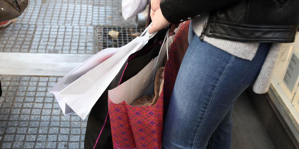 6 στους 10 κυνηγούν τις προσφορές και ξοδεύουν το μισό εισόδημα σε φόρους και λογαριασμούς Εορταστικό ωράριο Πάσχα