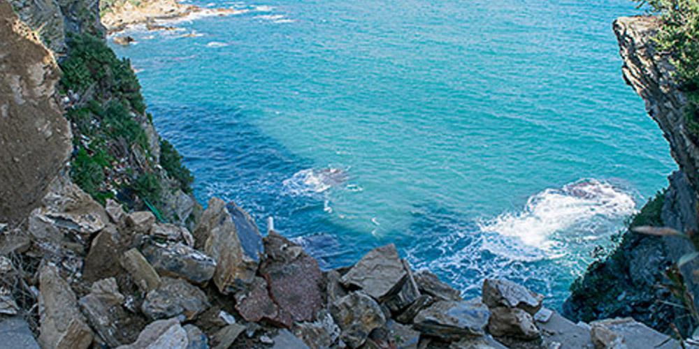 «Αποκάλυψη» στη Σκόπελο: Τεράστια κατολίσθηση σε τουριστική περιοχή [εικόνες]