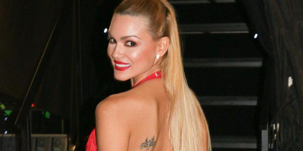 Η Βίκυ Κάβουρα με λευκό μπικίνι σε μια πόζα που «λιγώνει» [εικόνες]