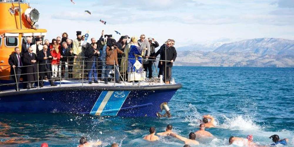 Θεοφάνεια 2019: Χάθηκε ο Σταυρός στην Κέρκυρα και επιστρατεύτηκε δύτης [βίντεο]
