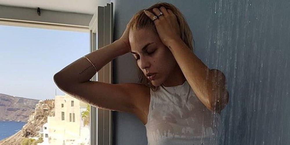 Μπαράζ αναρτήσεων με μαγιό που κολάζουν από τη Μαντώ Γαστεράτου [εικόνες]