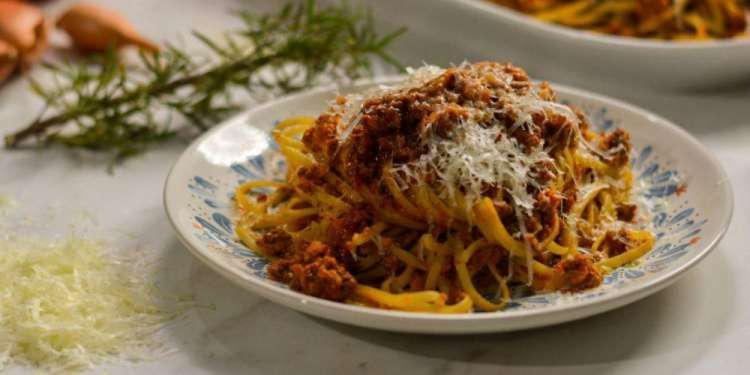 Ρίξτε μαγειρική σόδα στη σάλτσα για τα μακαρόνια - Το… κόλπο των γιαγιάδων!