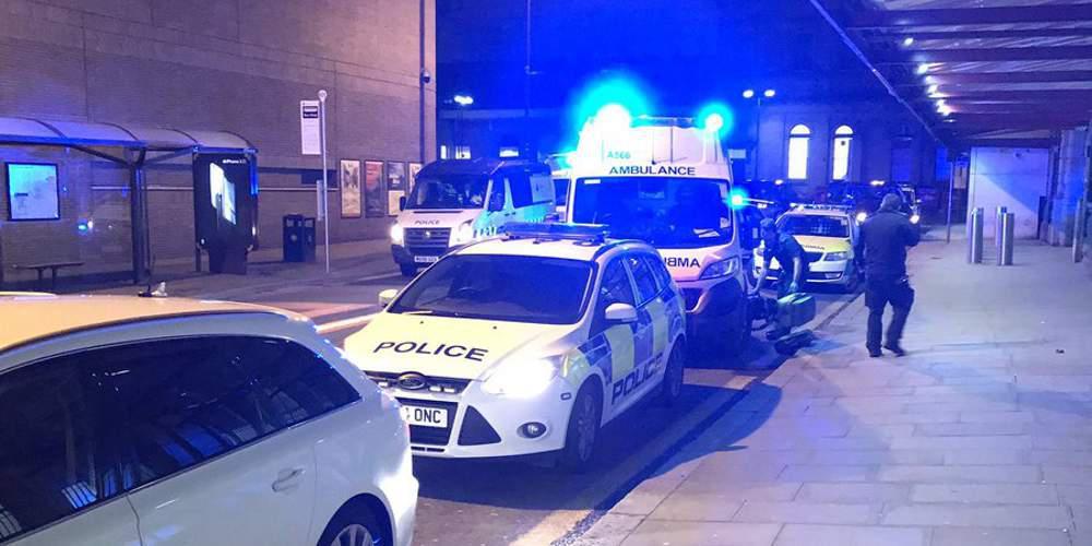 Επίθεση με μαχαίρι στο Μάντσεστερ – Τρεις σοβαρά τραυματίες [βίντεο]