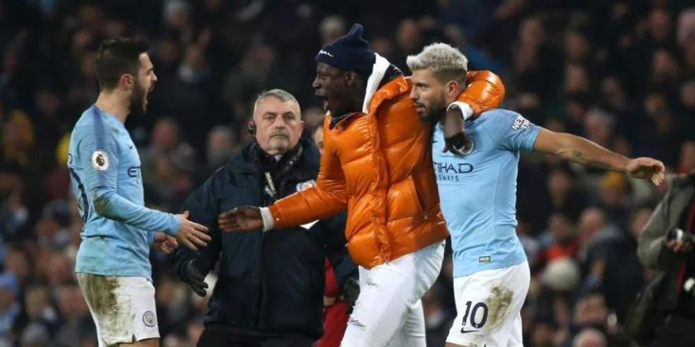 Η ασφάλεια τη Σίτι μπερδεύτηκε και κυνήγησε τον Μέντι μέσα στο γήπεδο [εικόνες]