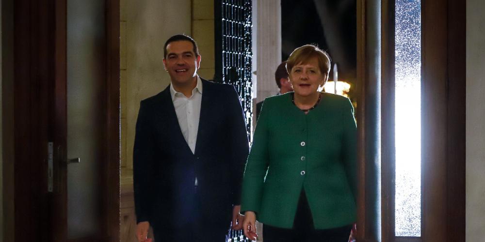 Αποκαλύψεις Τουσκ: Μόνοι τους και κλειδωμένοι σε ένα δωμάτιο βρέθηκαν Τσίπρας και Μέρκελ τη νύχτα της 17ωρης διαπραγμάτευσης