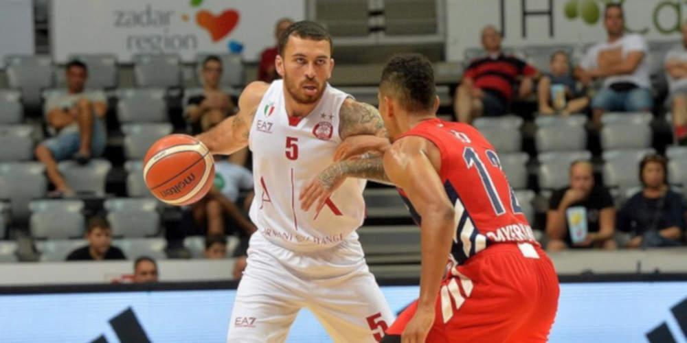 Ο τρομερός Τζέιμς σκοράρει από το κέντρο του γηπέδου [βίντεο]