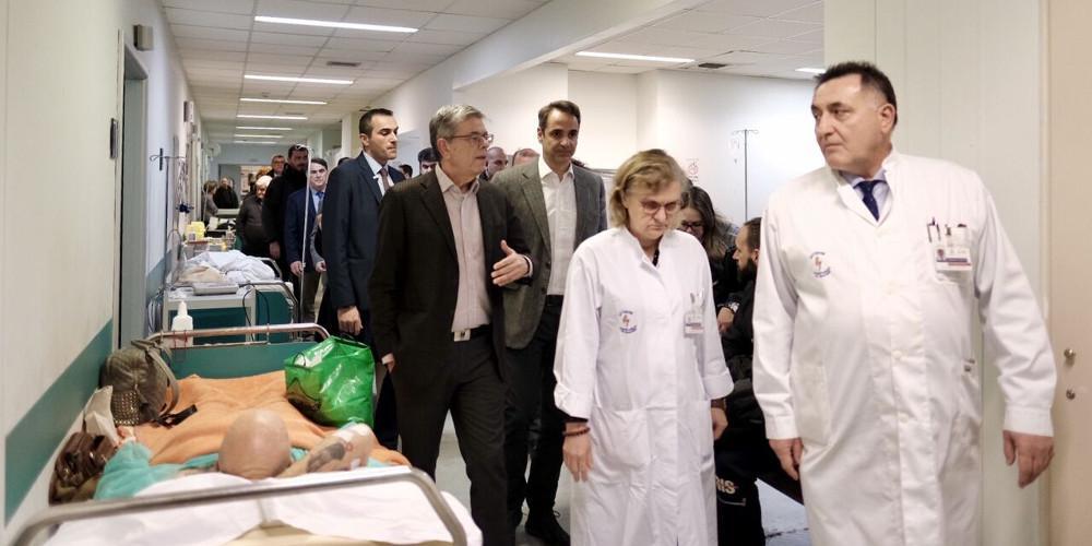 Αιφνιδιαστική επίσκεψη του Κυριάκου Μητσοτάκη στο «Αττικόν» [εικόνες]