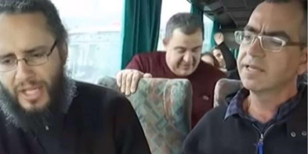 Ο ιερέας-εμπνευστής του «Μην παραχαράζετε την ιστορία» μιλά για το τραγούδι του