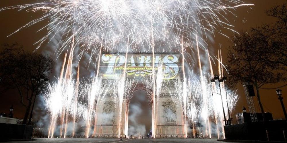 Με πυροτεχνήματα, τρομοκρατικές επιθέσεις και ευχές με νόημα από πολιτικούς μπήκε το 2019