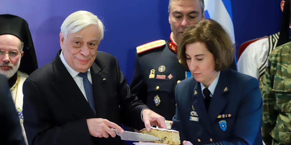 Στον Πρoκόπη Παυλόπουλο έπεσε το φλουρί της πίτας της Προεδρικής Φρουράς