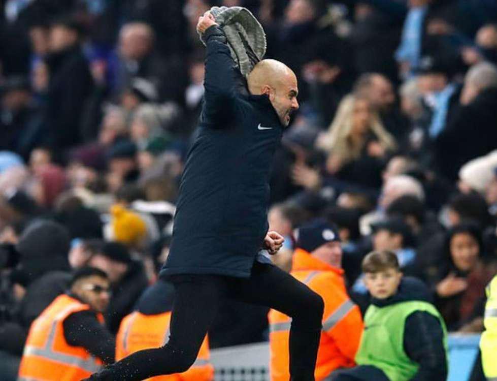 Ο Γκουρδιόλα έξαλλος με το διαιτητή ξεσπά στο κασκόλ του [εικόνες]