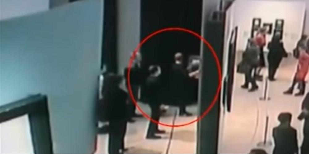 Απίστευτο: Άρπαξε πίνακα ζωγράφου ελληνικής καταγωγής και έφυγε σαν κύριος από γκαλερί στην Μόσχα