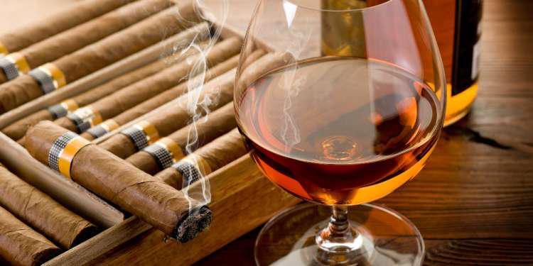 Τα καλύτερα πούρα και τα ποτά για να τα συνοδεύσετε