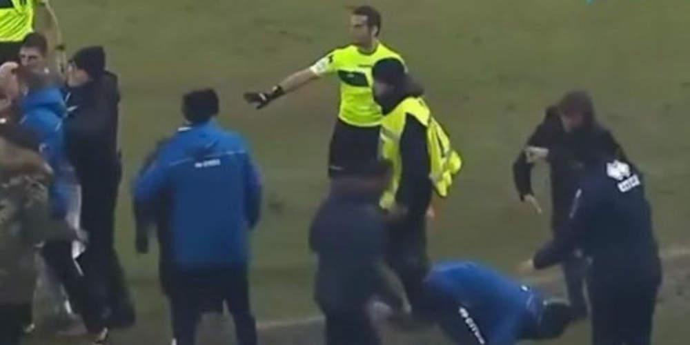 Εικόνες ντροπής: Τεχνικός ιταλικής ομάδας έριξε κουτουλιά σοτν αντίπαλό του [βίντεο]
