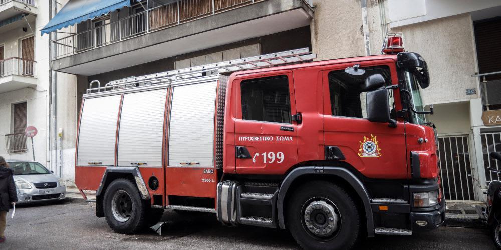 Πυρκαγιά στη Βούλα: Νεκρή η γυναίκα που ανασύρθηκε από το διαμέρισμα - Δύο άτομα στο νοσοκομείο