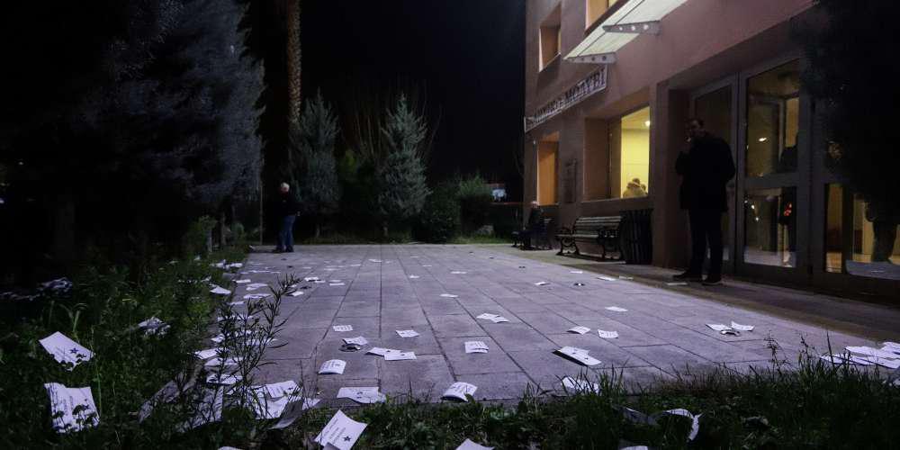 Ρουβίκωνας: Πέταξε τρικάκια υπέρ των Κούρδων έξω από το τουρκικό προξενείο στο Ψυχικό
