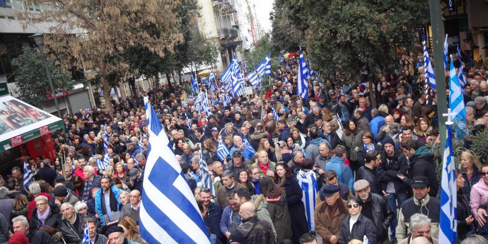 Στο Σύνταγμα οι Έλληνες είπαν «όχι» στην Συμφωνία των Πρεσπών παρά τα χημικά της ΕΛΑΣ