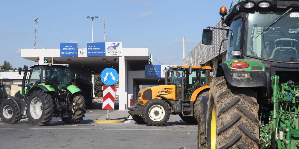 «Κατεβάστε τα κράνη και διαδηλώστε μαζί μας» - Ενταση στο τελωνείο των Ευζώνων διαδηλωτών με ΜΑΤ