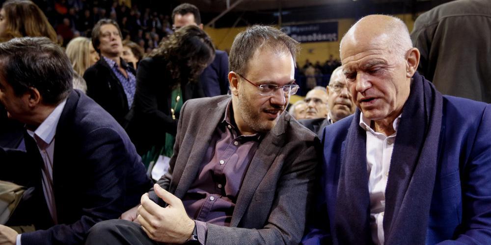 Στο πλευρό του Θεοχαρόπουλου ο Παπανδρέου μετά τη διαγραφή του από το ΚΙΝΑΛ