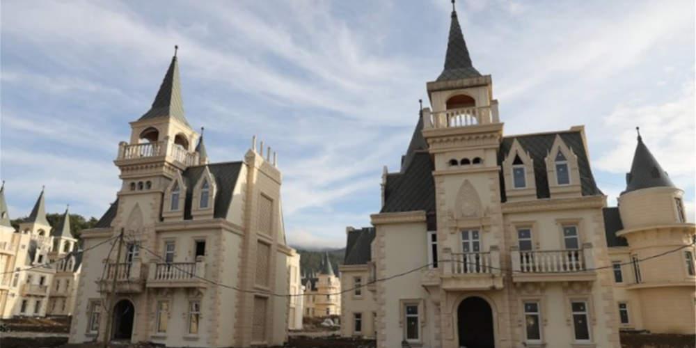 Η ιστορία του ανολοκλήρωτου παραμμυθένιου χωρίο που στοιχειώνει την Τουρκία [εικόνες]