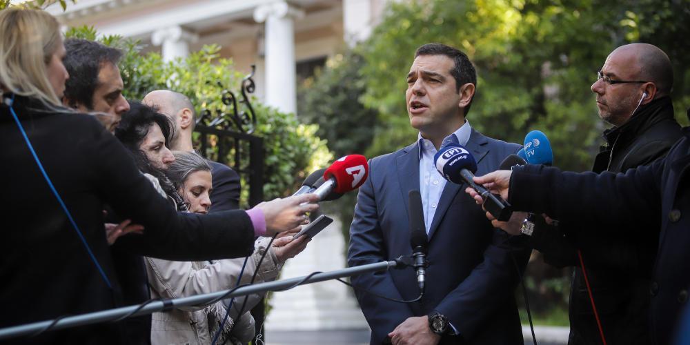 Σε απόγνωση ο Τσίπρας πουλά τσαμπουκά σε δανειστές και φοβίζει τους Ελληνες