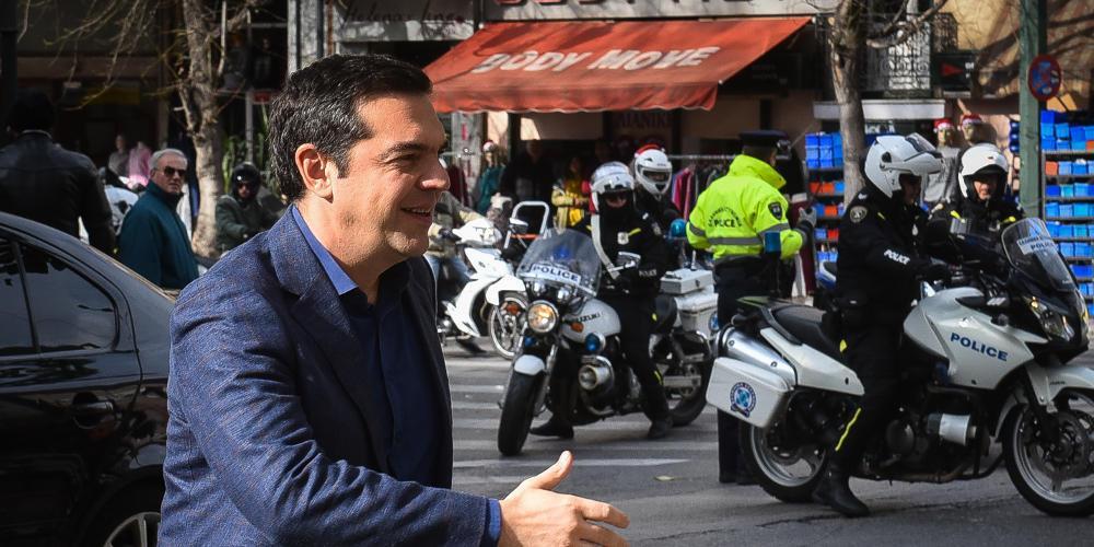 Αμετανόητος ο Τσίπρας, παρακαλά τον Καμμένο για να μείνει λίγο ακόμα στην εξουσία