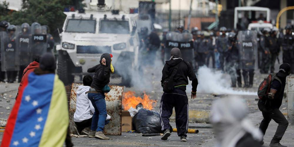 Άλλοι τρεις βουλευτές της αντιπολίτευσης στη Βενεζουέλα κατέφυγαν σε ξένες πρεσβείες