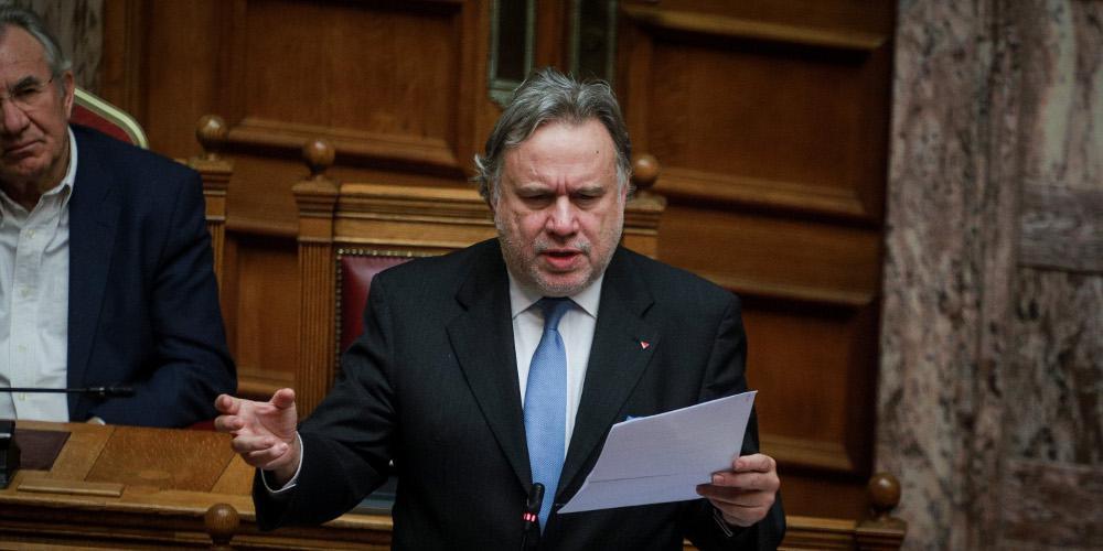 Χαμός με το καλημέρα στη Βουλή για τη συμφωνία των Πρεσπών: Ο Κατρούγκαλος παραδέχθηκε ότι λείπουν χαρτιά