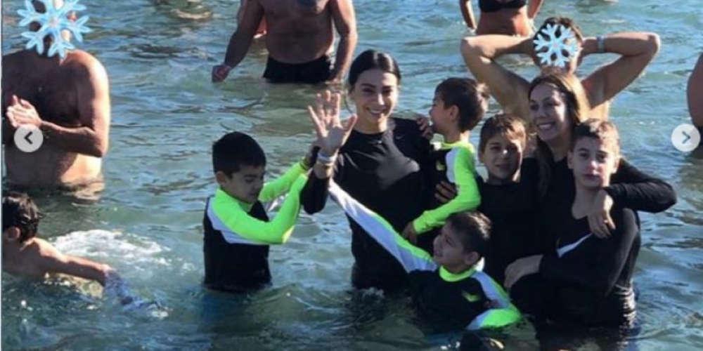 Η Χοψονίδου και τα τέσσερα... Σπανουλάκια βούτηξαν για τον Σταυρό [βίντεο]