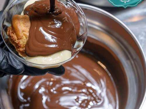 Το καλύτερο προφιτερόλ θα το βρείτε στο «Choureal» στο Σύνταγμα