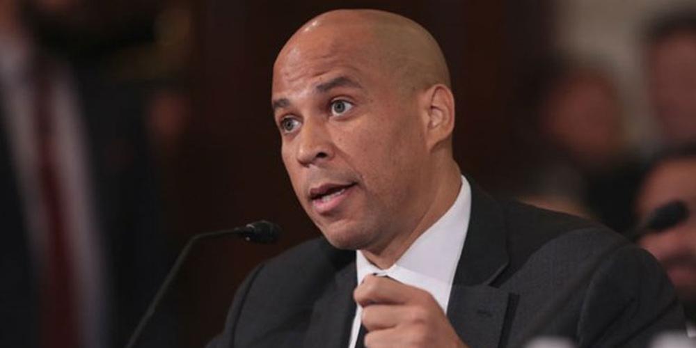 Ο γερουσιαστής Κόρι Μπούκερ ανακοίνωσε την υποψηφιότητά του για τον Λευκό Οίκο