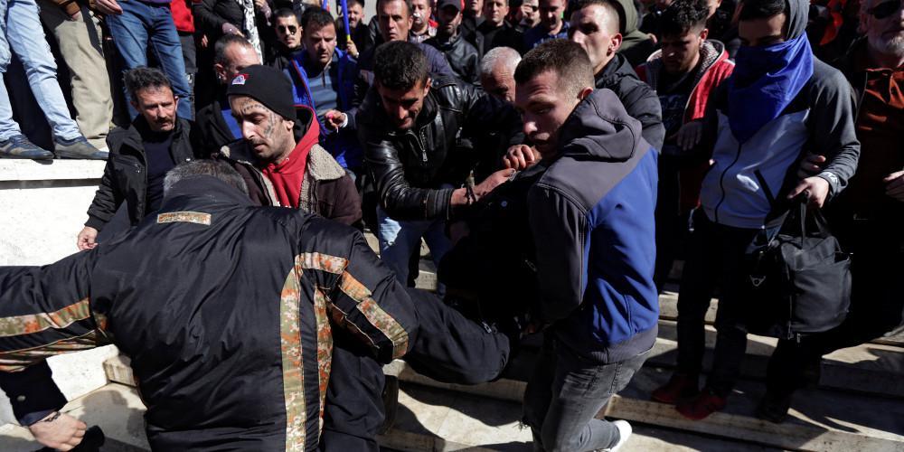 15 άτομα συνελήφθησαν για τα επεισόδια στην έδρα της αλβανικής κυβέρνησης