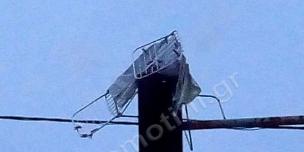 Απίστευτο: «Ιπτάμενη» απλώστρα «προσγειώθηκε» σε φανάρι στη Κομοτηνή [εικόνες]