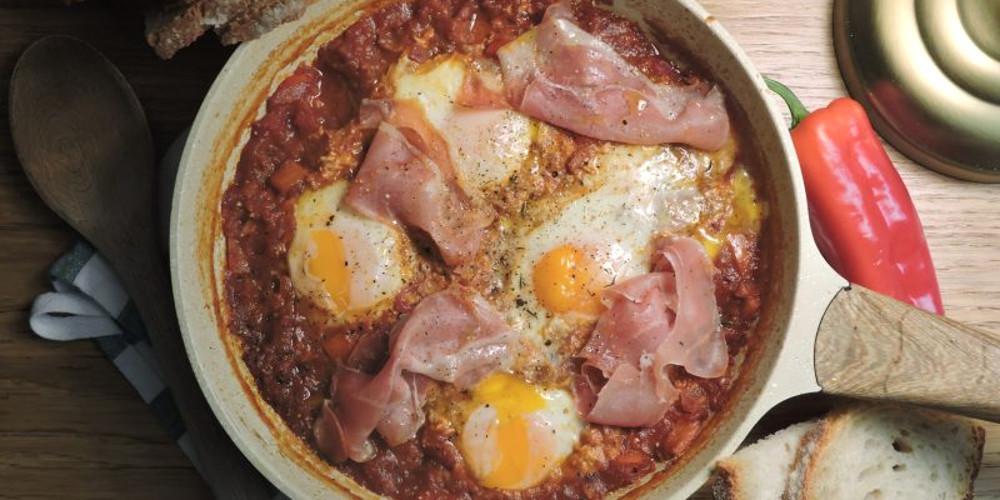 Η συνταγή της ημέρας: Αβγά με κόκκινη σάλτσα και αλλαντικά
