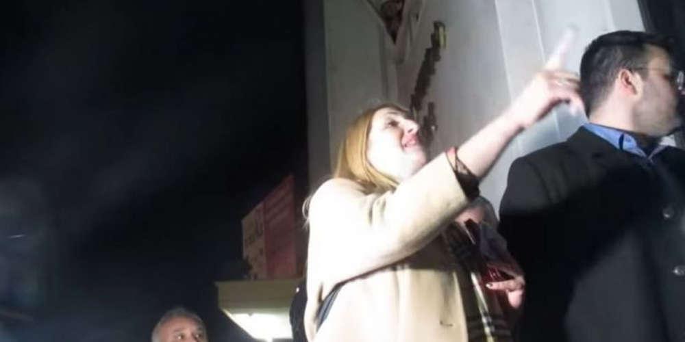 Μπλόκαραν την είσοδο δημοσιογράφου σε ομιλία Τζανακόπουλου στην Κατερίνη [βίντεο]