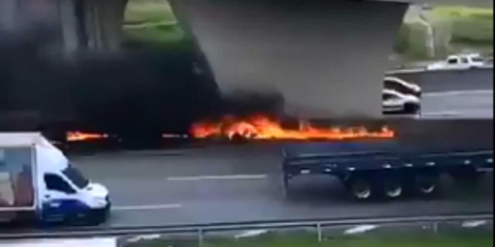 Σοκαριστικό βίντεο: Δύο νεκροί από σύγκρουση ελικοπτέρου με νταλίκα εν κινήσει