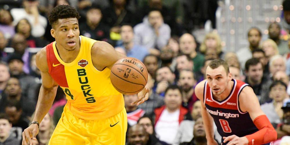 Ιστορικές στιγμές για τον Αντετοκούνμπο στο ΝΒΑ - Η βράβευση και το σόου στο παρκέ [βίντεο]