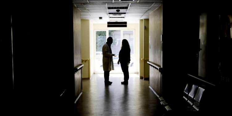 Ιώσεις Εποχική γρίπη: Στους 13 ανέβηκαν οι νεκροί - Κλειστά σχολεία σε Σαμοθράκη και Καλάβρυτα