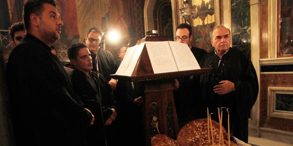 Τους ιεροψάλτες με τα gadget κυνηγά η εκκλησία - Τι είναι ο «Ισοκράτης»