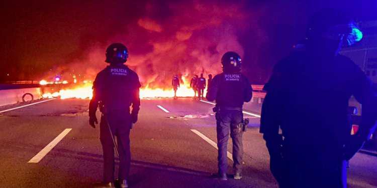 «Κάηκε» η Βαρκελώνη από το «τσουνάμι Δημοκρατίας» [βίντεο]