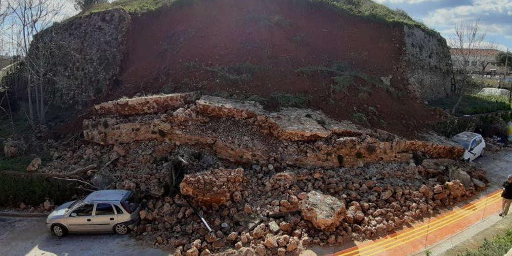 Κατέρρευσε και άλλο τμήμα του επιπρομαχώνα στα Χανιά και τα βράχια πλάκωσαν 3 οχήματα [βίντεο]