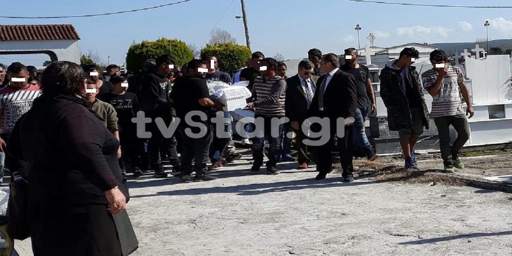 Οδύνη στην κηδεία των δύο παιδιών που πνίγηκαν σε αρδευτικό αυλάκι στη Βοιωτία