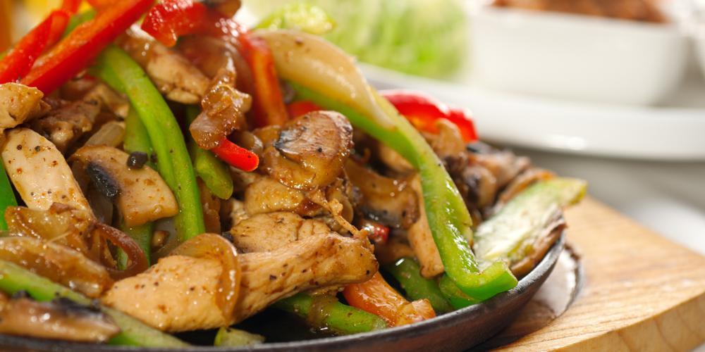 H συνταγή της ημέρας: Μεξικάνικο κοτόπουλο από τον Πέτρο Συρίγο