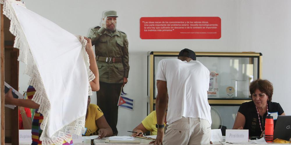 Επικυρώθηκε, με πολύ υψηλό ποσοστό αποδοχής, το νέο Σύνταγμα στην Κούβα