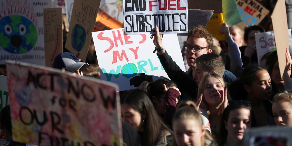 Χιλιάδες μαθητές απείχαν από τα μαθήματα για να διαδηλώσουν για το κλίμα στην Βρετανία