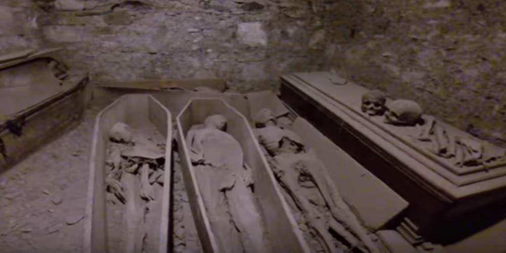 Ιερόσυλοι έκλεψαν το κεφάλι μούμιας 800 ετών από κρύπτη εκκλησίας [βίντεο]