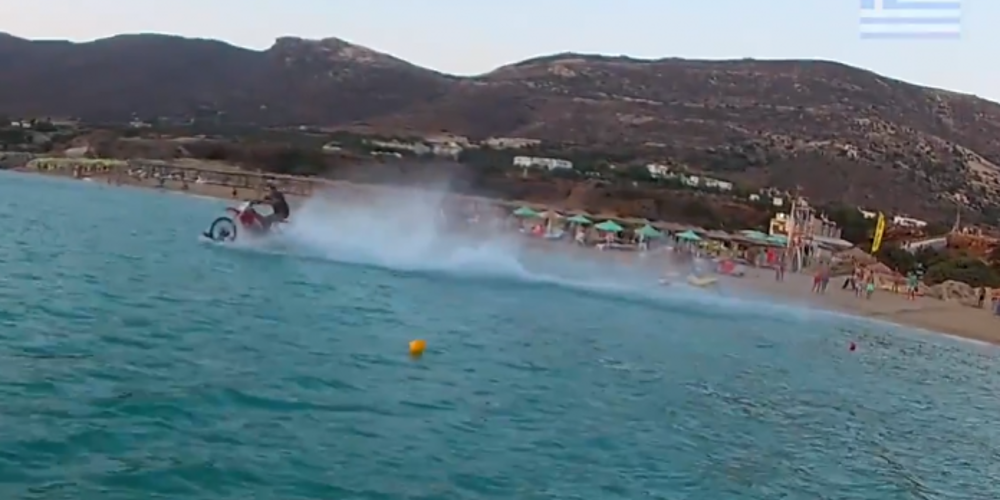 Τρομερό: «Χορεύει« πάνω στην θάλασσα με motocross στα Χανιά [βίντεο]