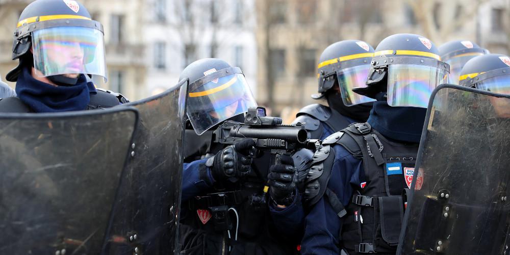 Νέα βίαια επεισόδια στο Παρίσι: Διαδηλωτής στα «Κίτρινα Γιλέκα» έχασε το χέρι του από χειροβομβίδα
