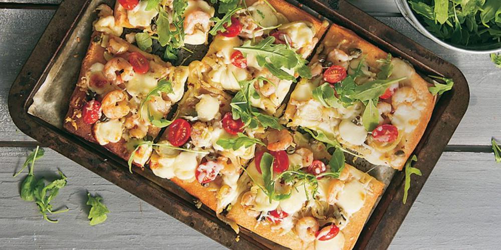 Η συνταγή της ημέρας: Πίτσα με γαρίδες και ρόκα από τον Πέτρο Συρίγο